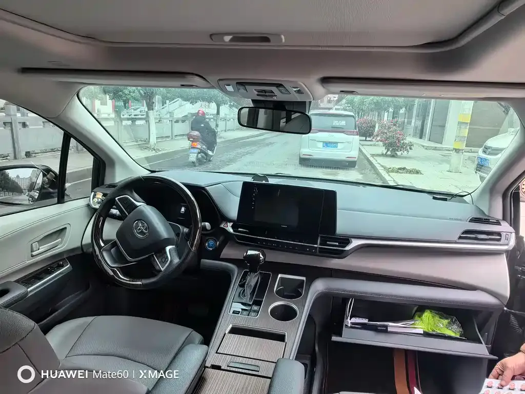 Toyota Granvia 2023 из CN, фото 4