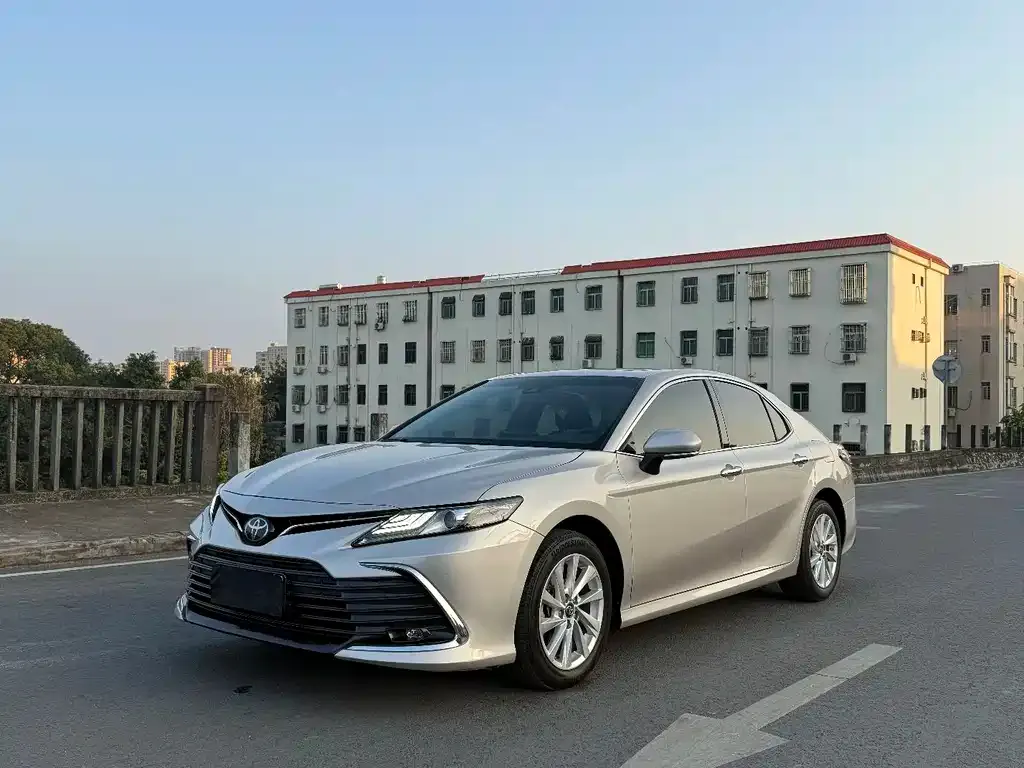 Toyota Camry — фото 1
