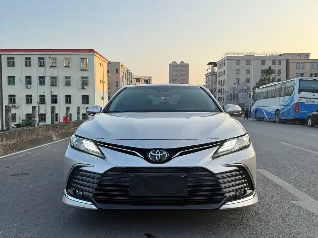 Toyota Camry — фото 2