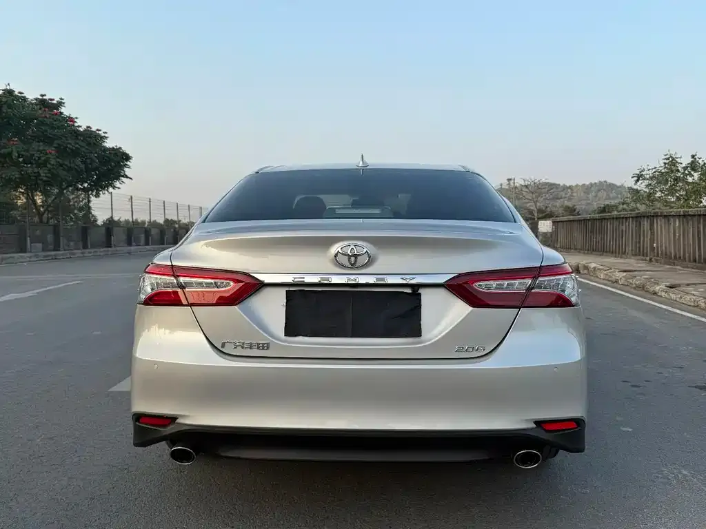 Toyota Camry — фото 5