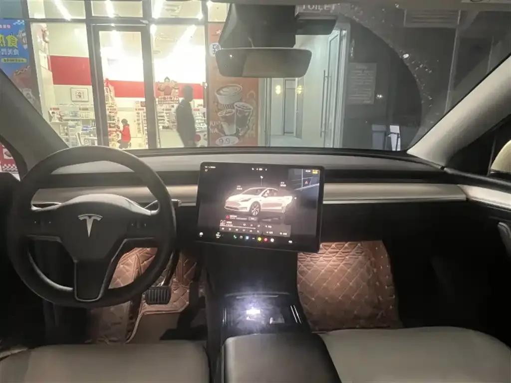 Tesla Model Y — фото 4