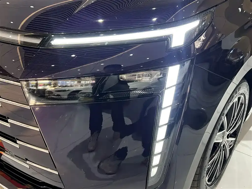 GAC Motor E8 Hybrid — фото 4