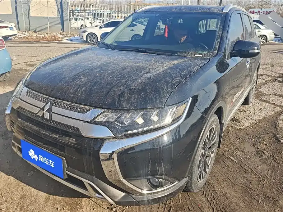 Mitsubishi Outlander — фото 1