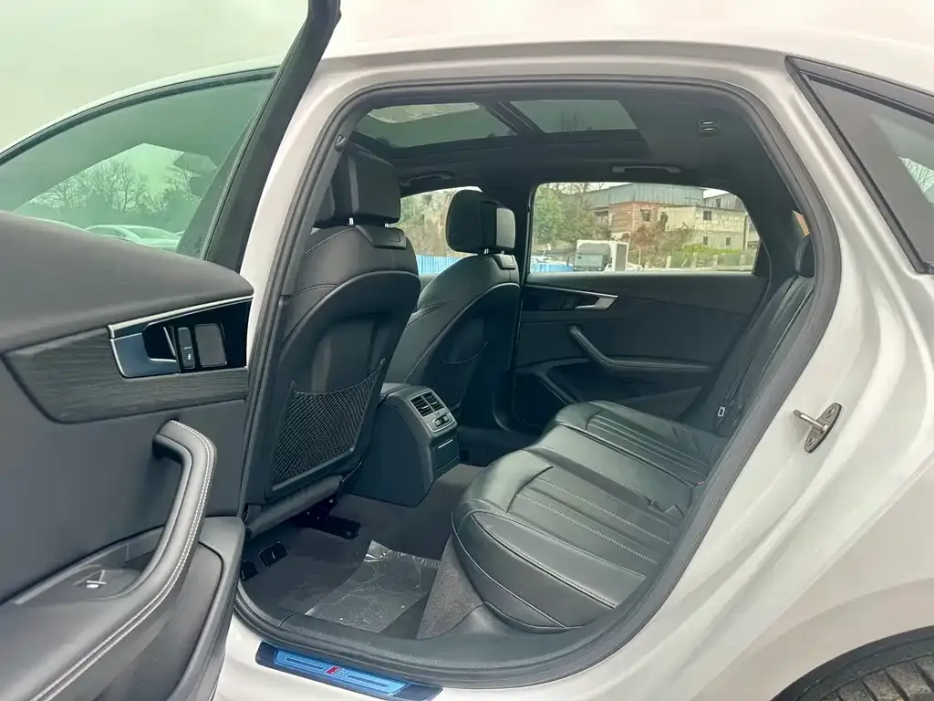 Audi A4L 2023 из CN, фото 3