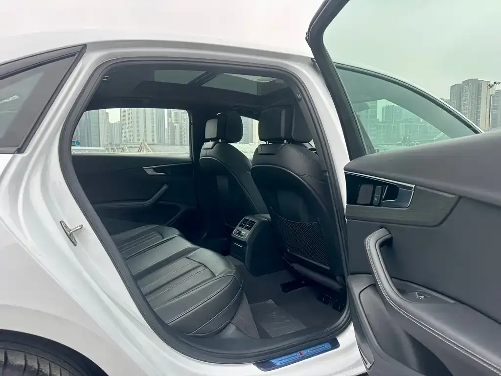 Audi A4L 2023 из CN, фото 2