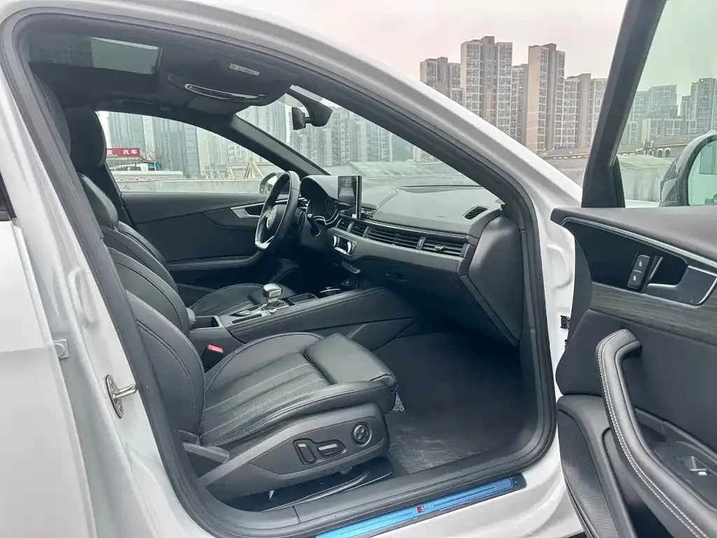 Audi A4L 2023 из CN, фото 4