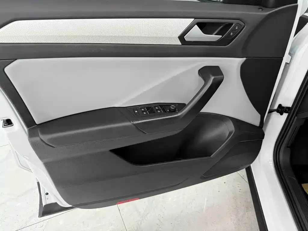 Volkswagen T-Roc 2023 из CN, фото 2