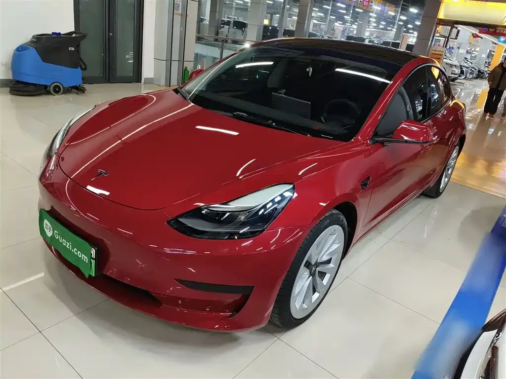Tesla Model 3 — фото 1