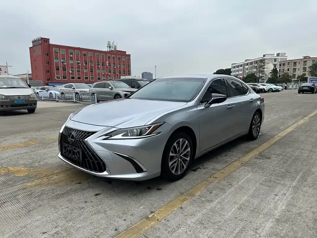 Lexus ES — фото 1