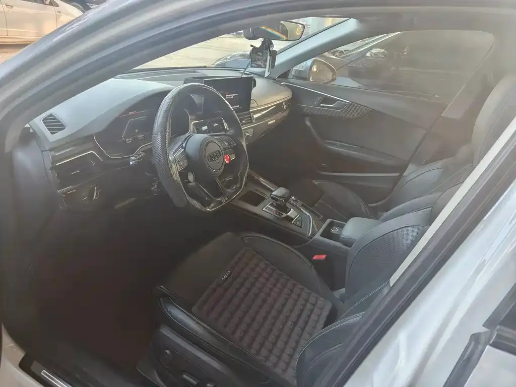 Audi A4L 2021 из CN, фото 4