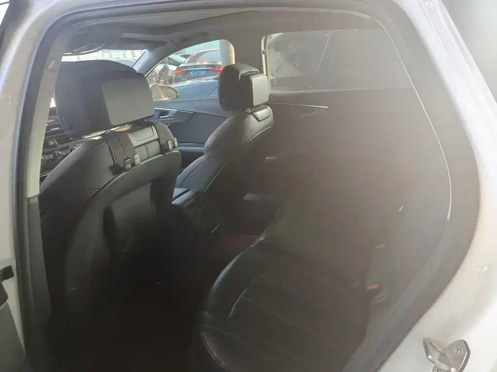 Audi A4L 2021 из CN, фото 2