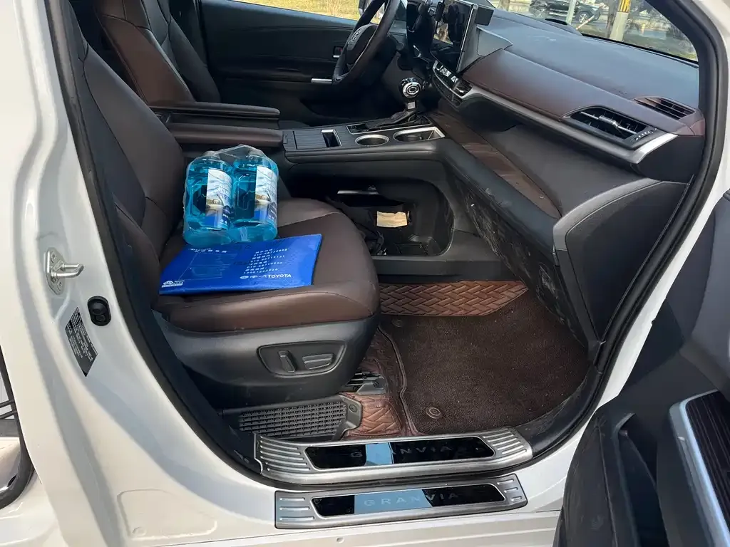 Toyota Granvia 2025 из CN, фото 3