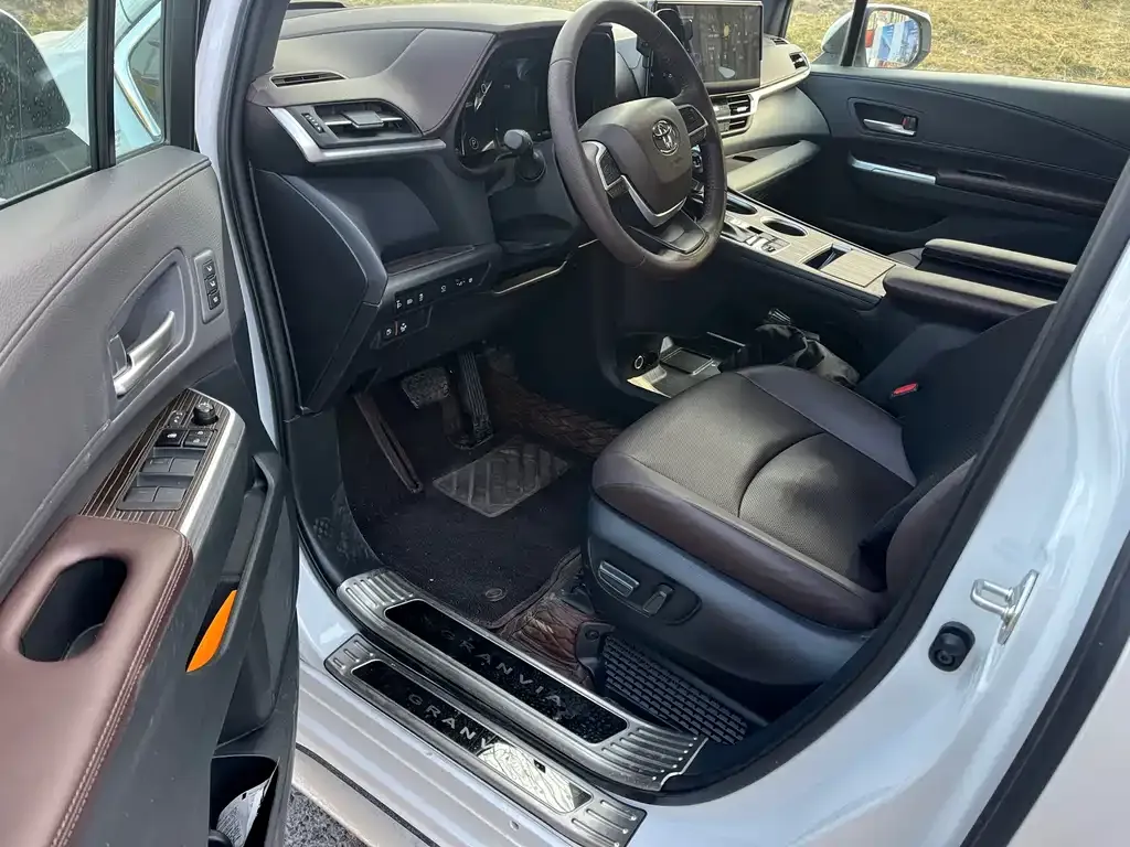 Toyota Granvia 2025 из CN, фото 2