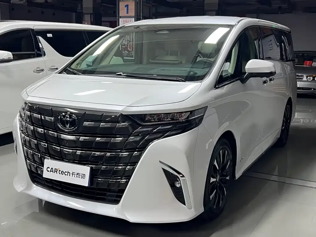 Toyota Alphard — фото 1