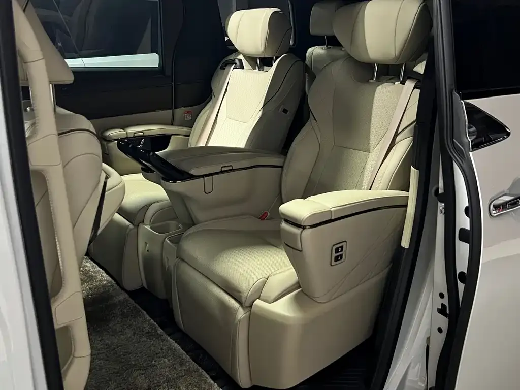 Toyota Alphard — фото 2