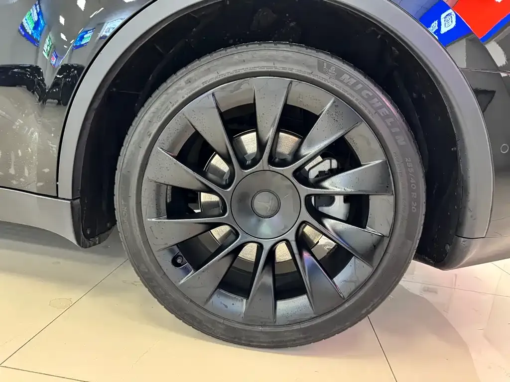 Tesla Model Y — фото 5