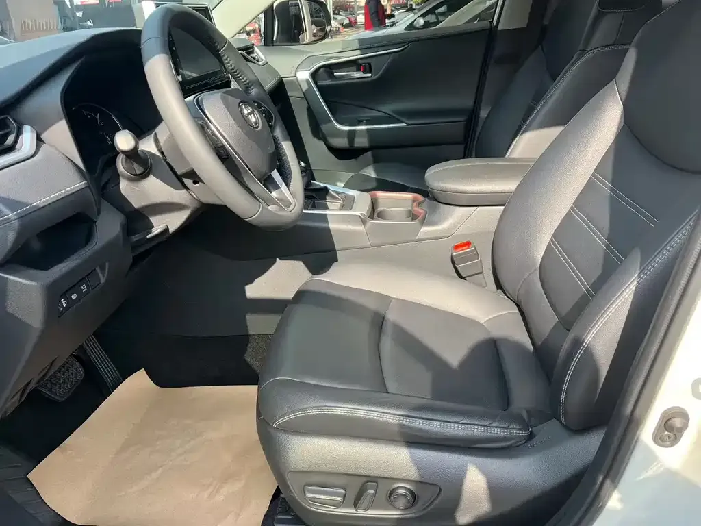 Toyota RAV4 2023 из CN, фото 6
