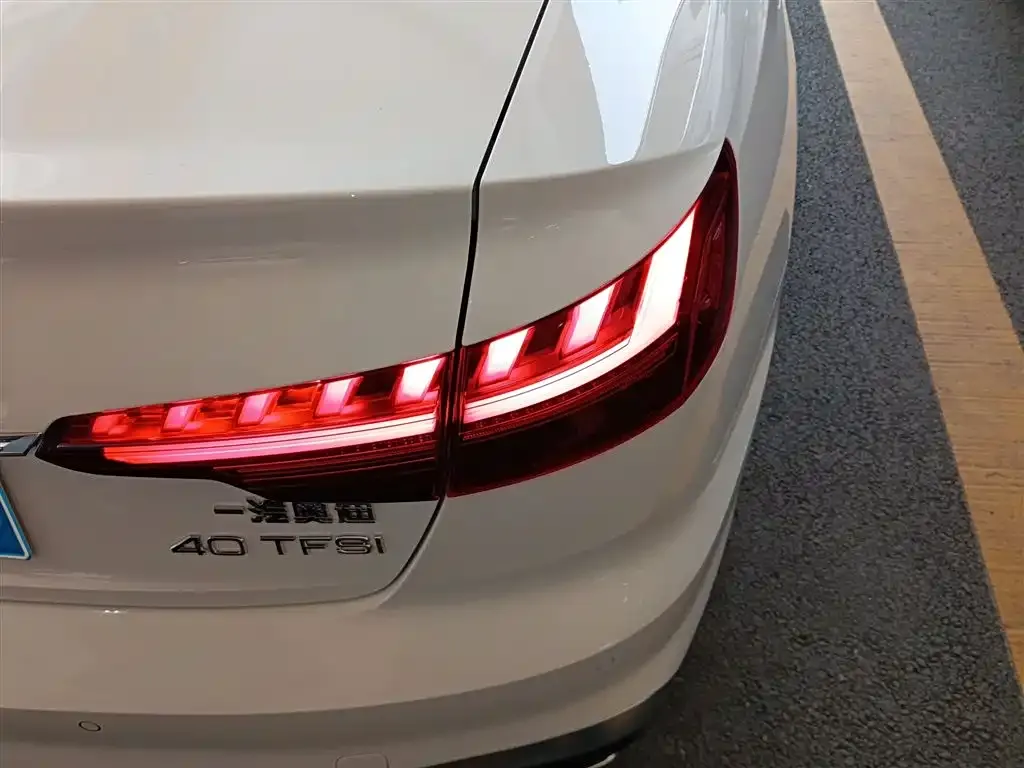 Audi A4L 2021 из CN, фото 9