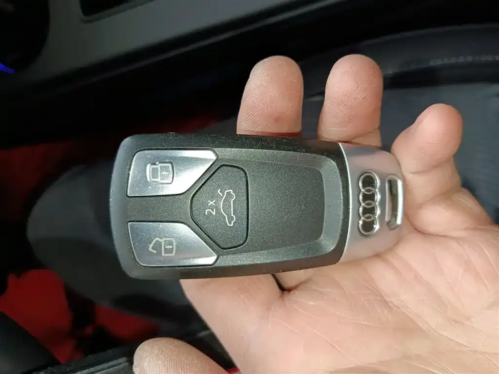 Audi A4L 2021 из CN, фото 5