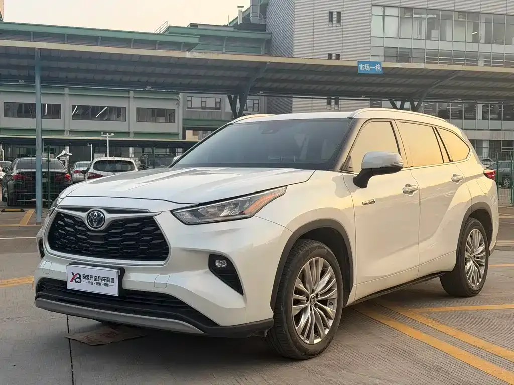 Toyota Highlander — фото 1