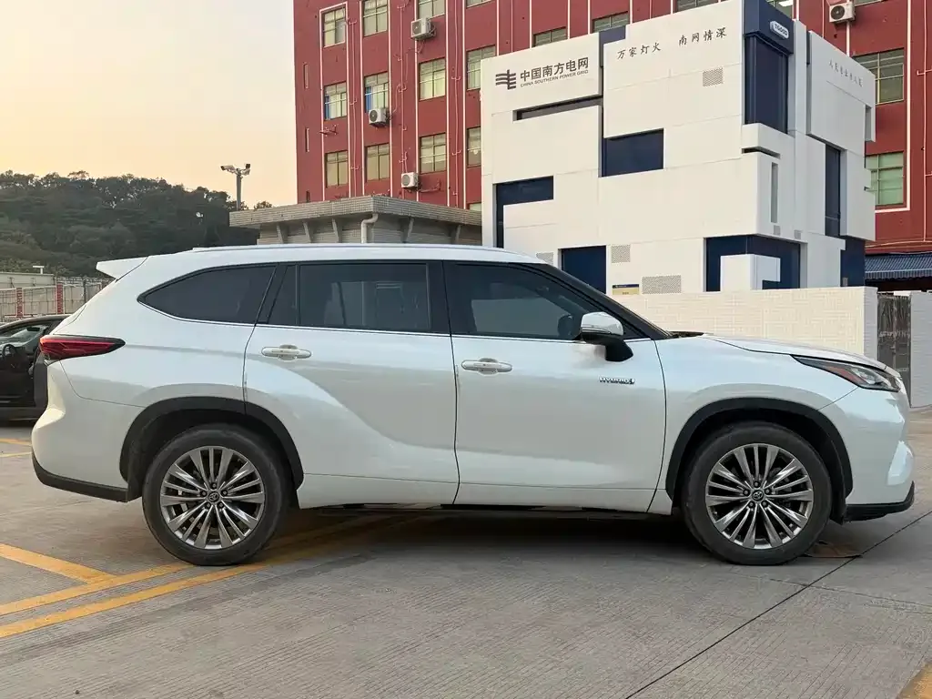 Toyota Highlander — фото 10