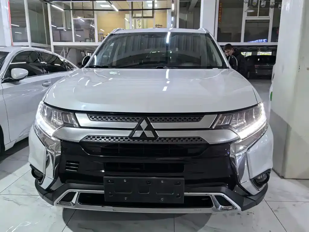 Mitsubishi Outlander 2021 из CN, фото 2