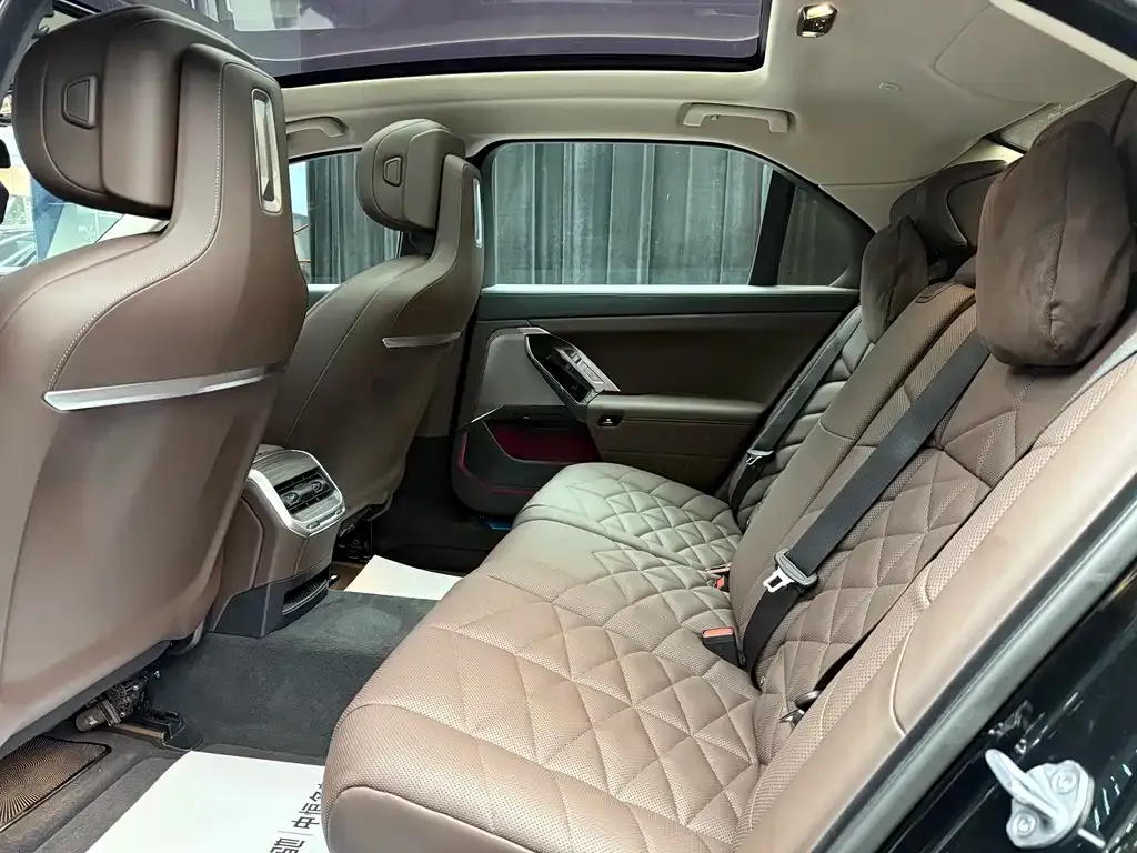 BMW 7 Series 2024 из CN, фото 7