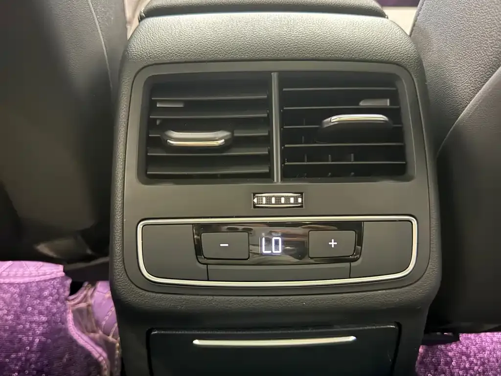 Audi A4L 2023 из CN, фото 7