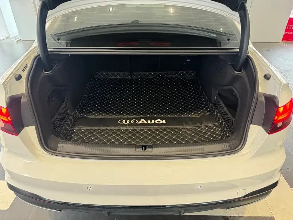Audi A4L 2023 из CN, фото 3