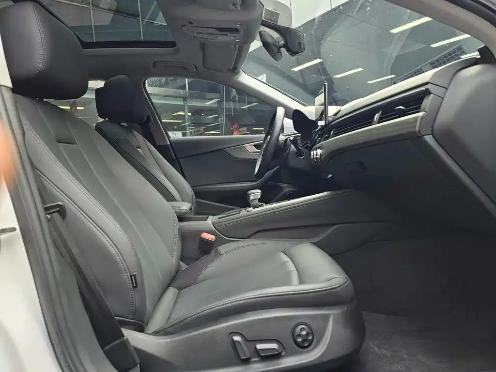 Audi A4L 2022 из CN, фото 2