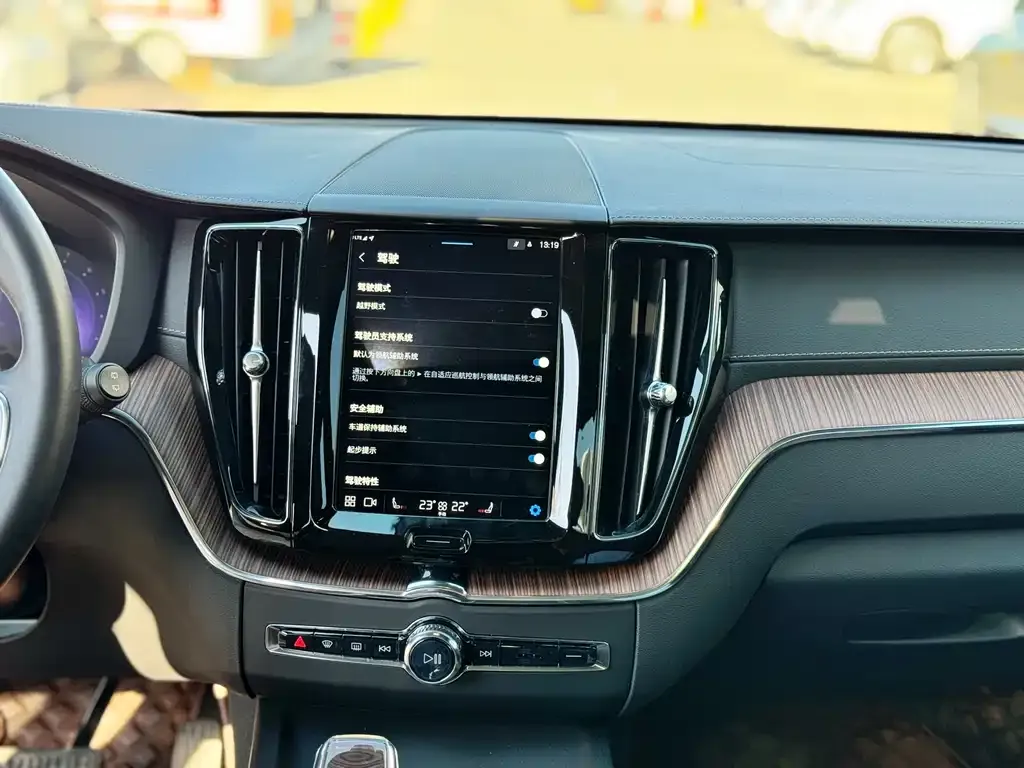 Volvo XC60 2023 из CN, фото 2