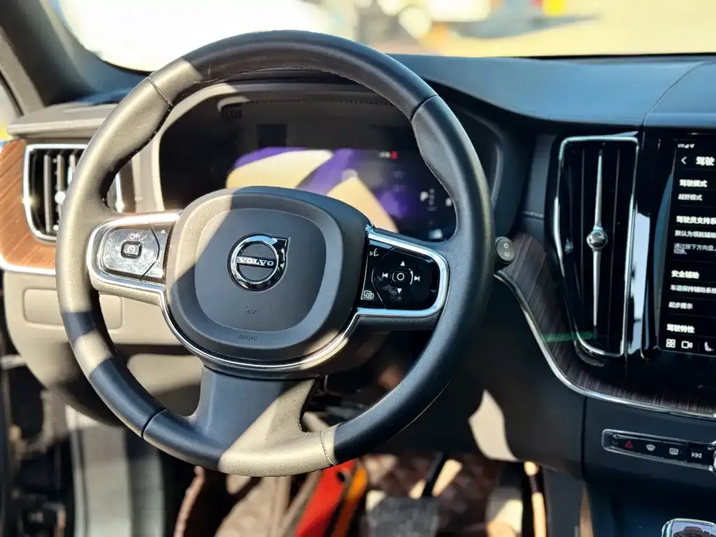 Volvo XC60 2023 из CN, фото 3