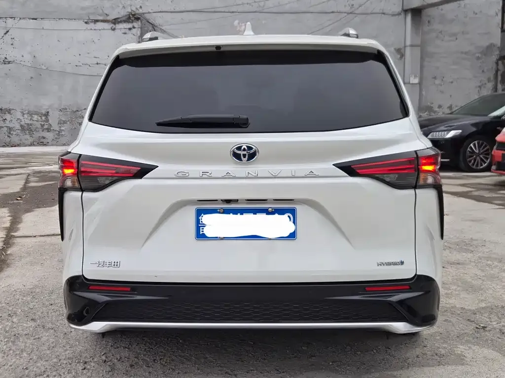 Toyota Granvia 2023 из CN, фото 10