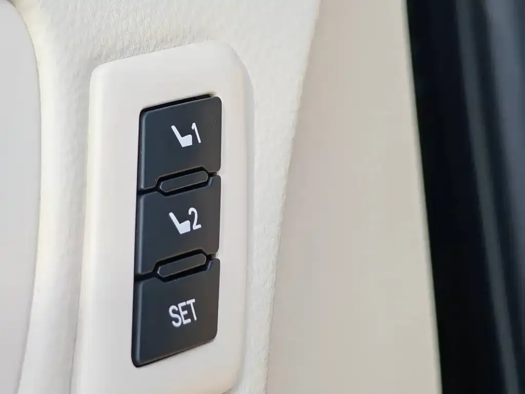 Toyota Granvia — фото 2