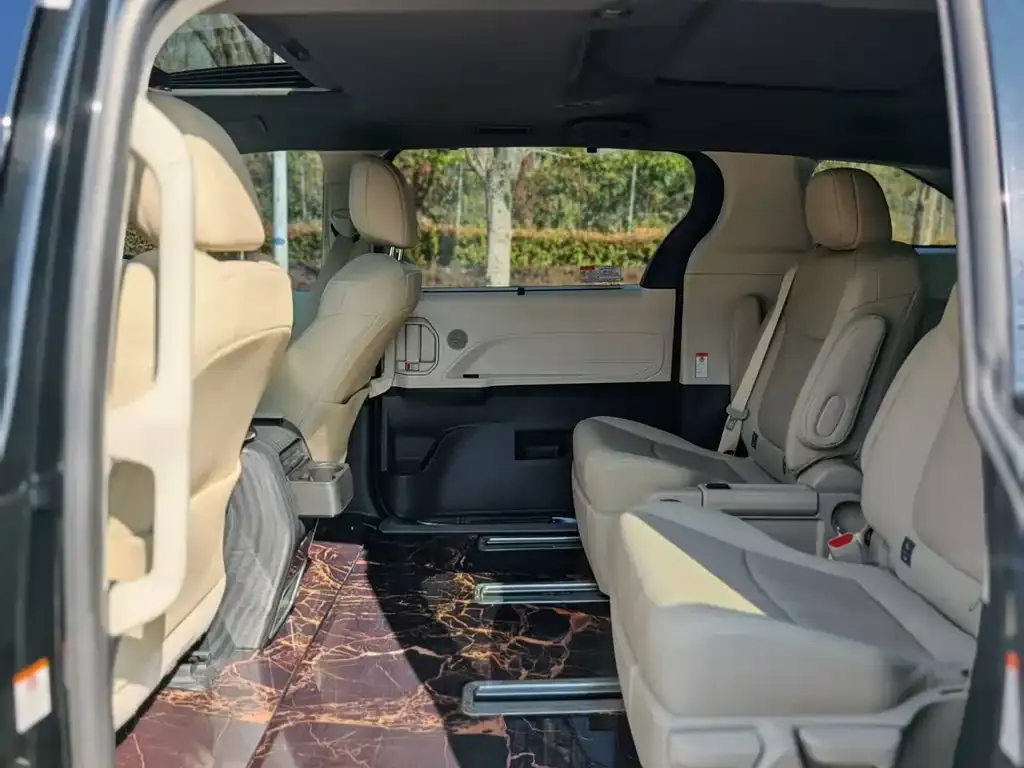 Toyota Granvia — фото 4