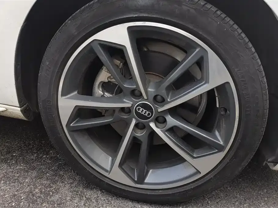 Audi A4L 2023 из CN, фото 8