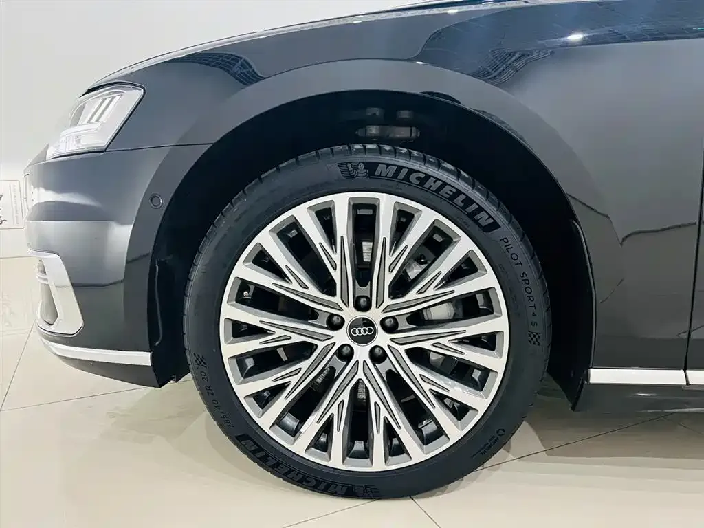 Audi A8 — фото 9