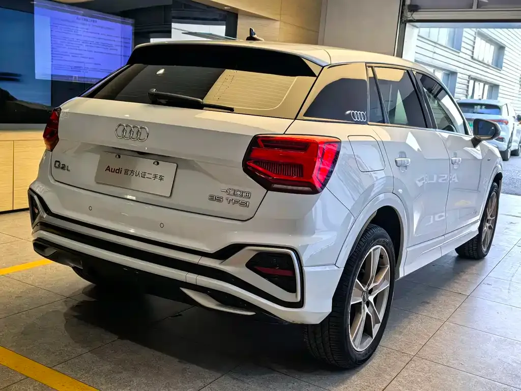 Audi Q2L — фото 6