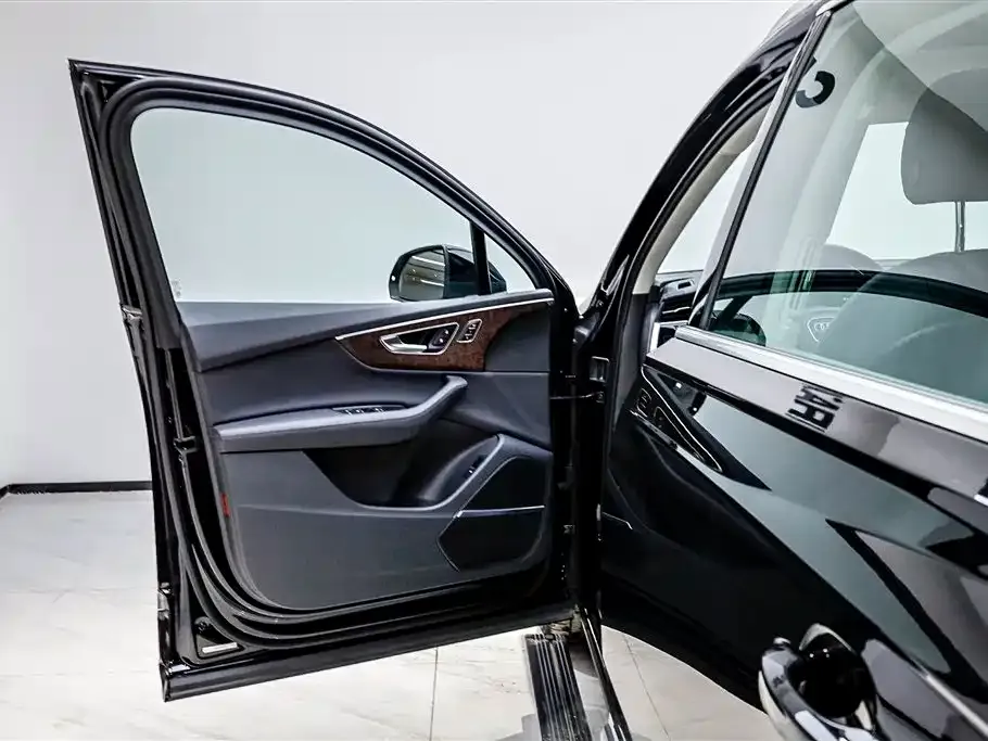 Audi Q7 2024 из CN, фото 8