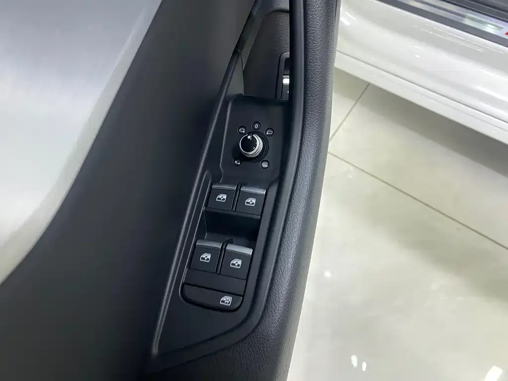 Audi A4L 2021 из CN, фото 4