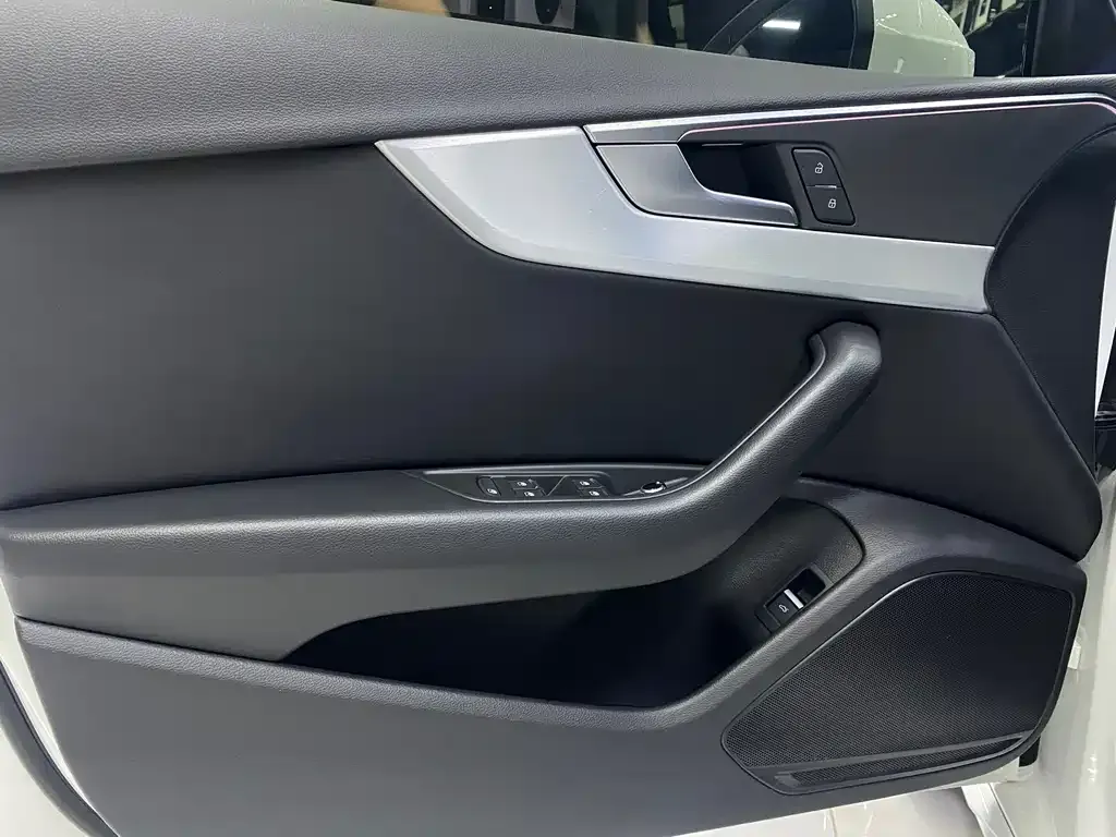 Audi A4L 2021 из CN, фото 6