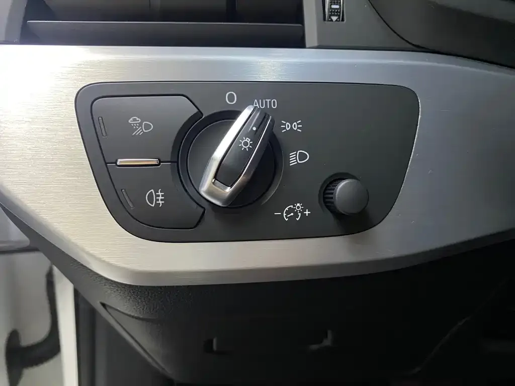 Audi A4L 2021 из CN, фото 3