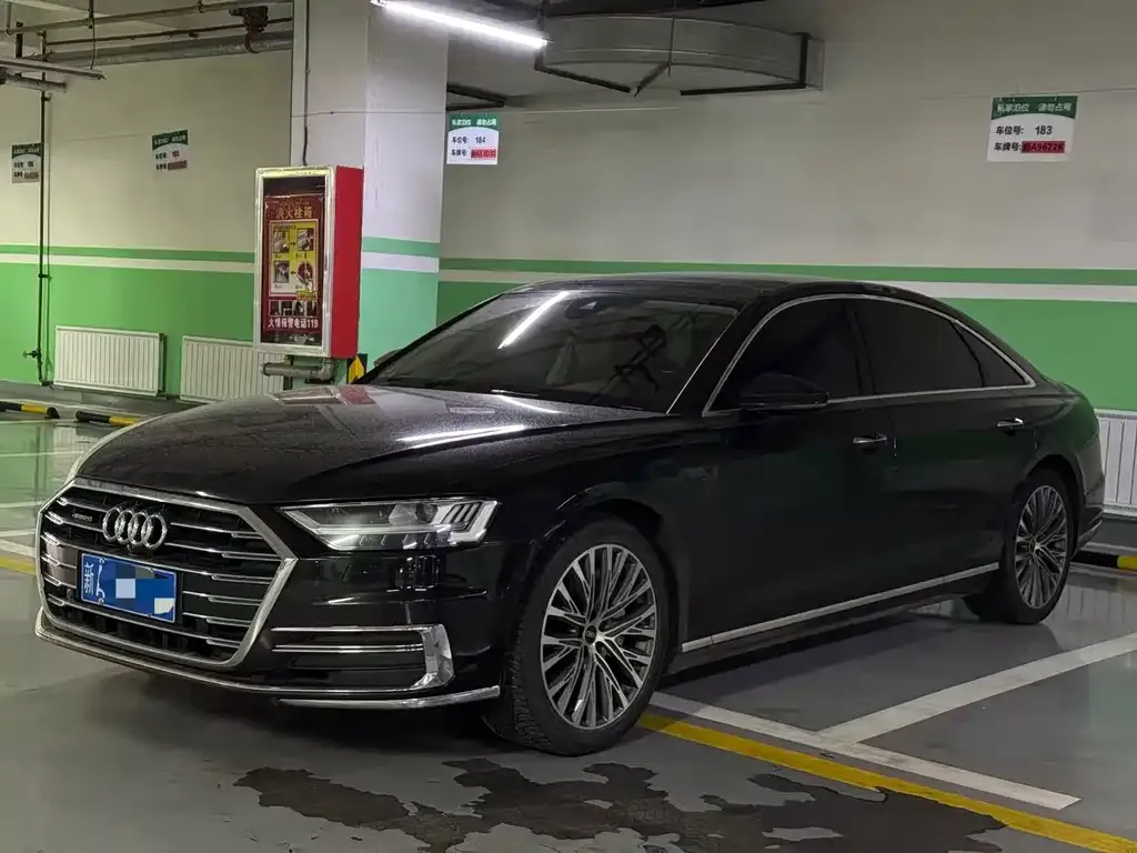 Audi A8 — фото 1