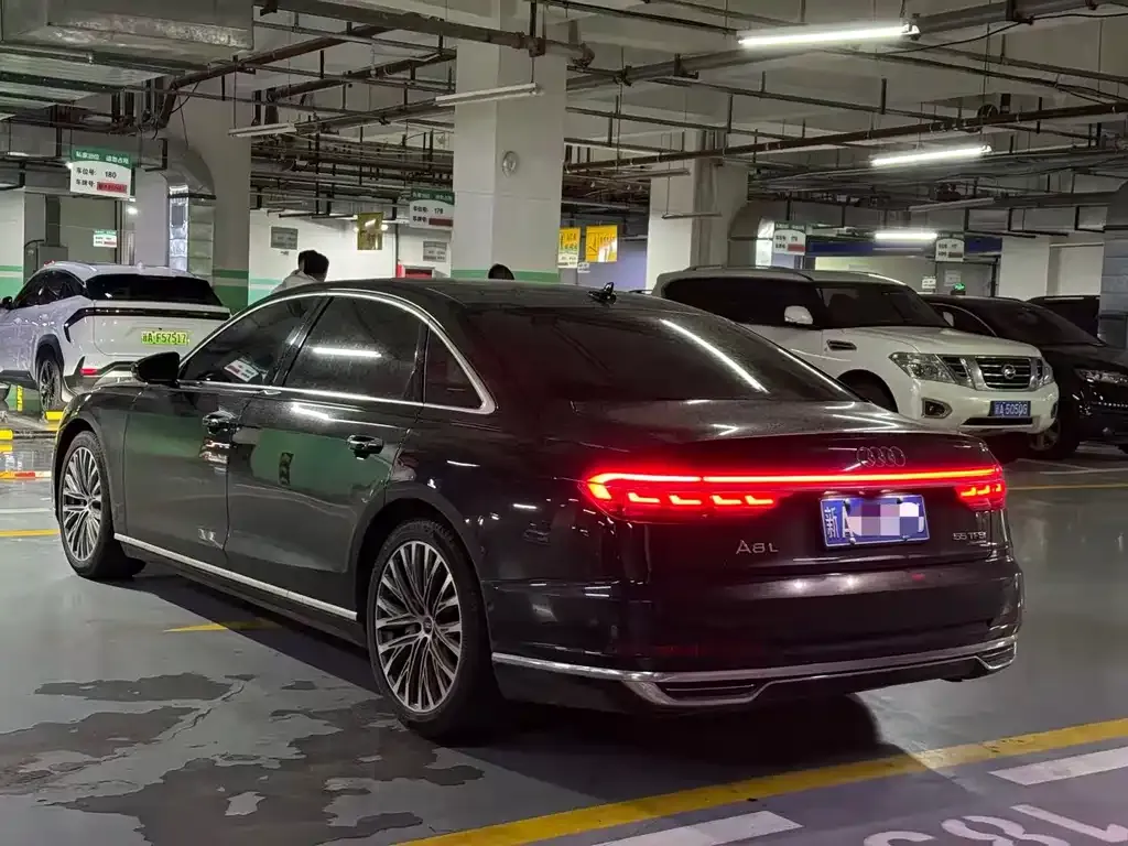 Audi A8 — фото 7