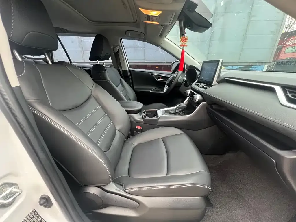Toyota RAV4 2023 из CN, фото 4