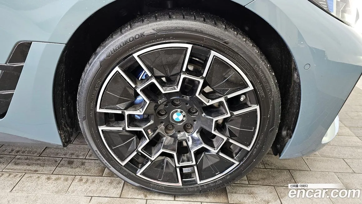 BMW i4 — фото 9
