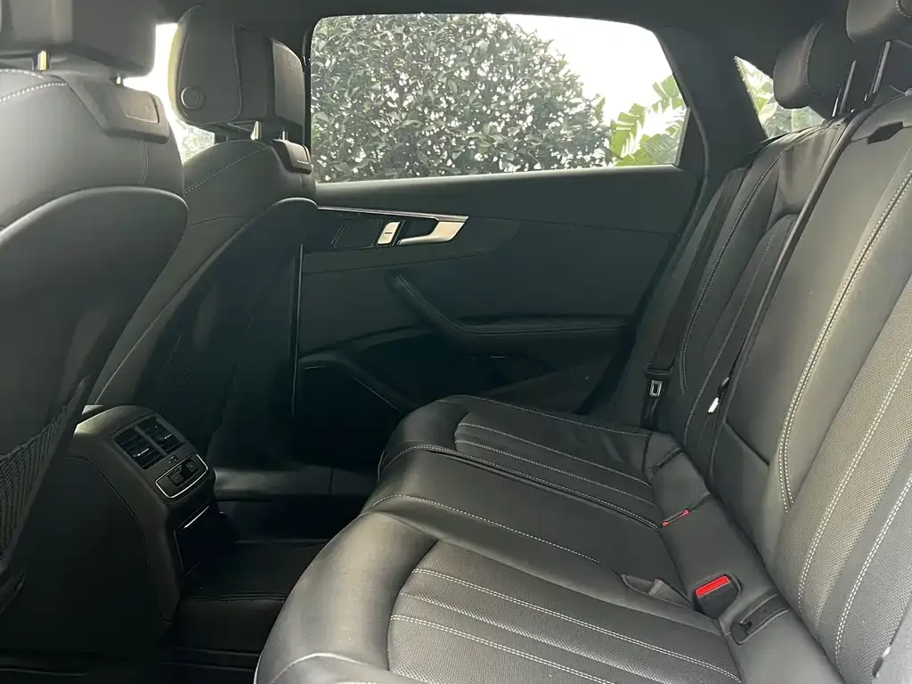 Audi A4L 2024 из CN, фото 7