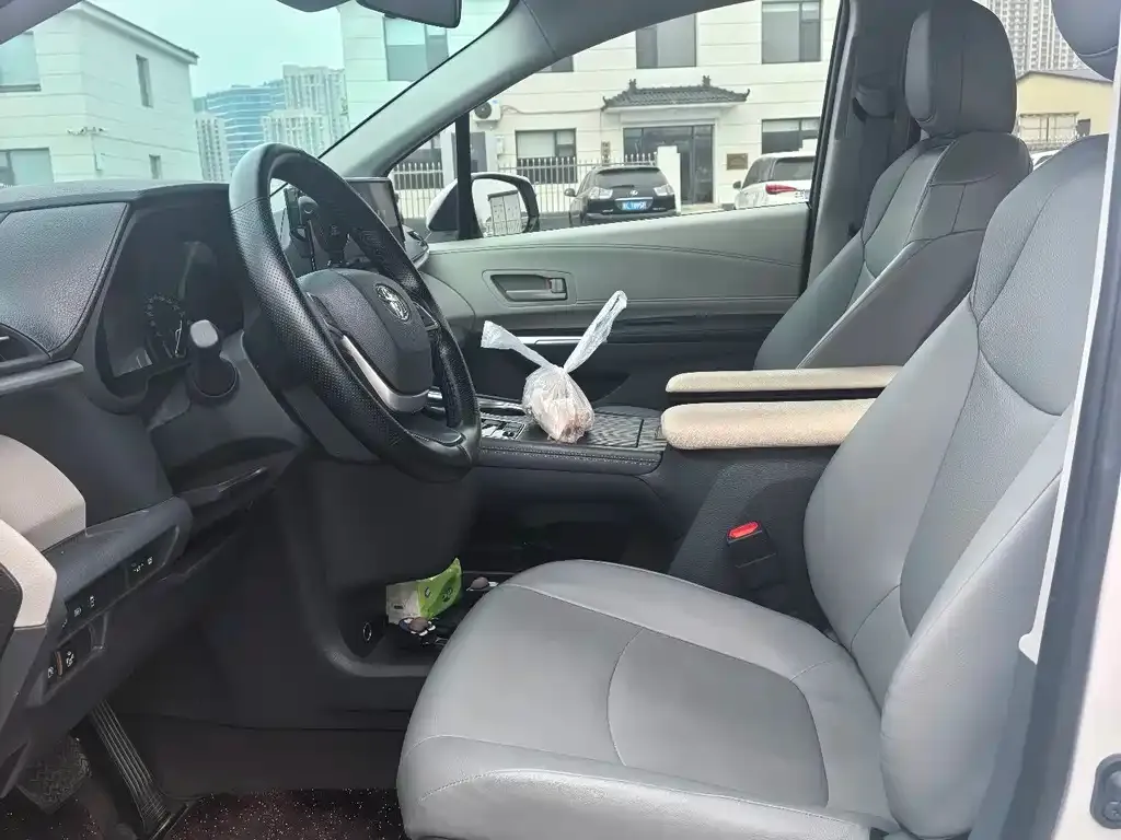 Toyota Granvia 2024 из CN, фото 3