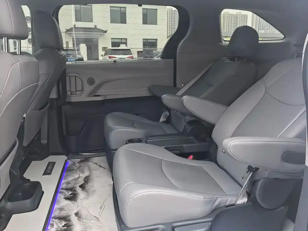 Toyota Granvia 2024 из CN, фото 7