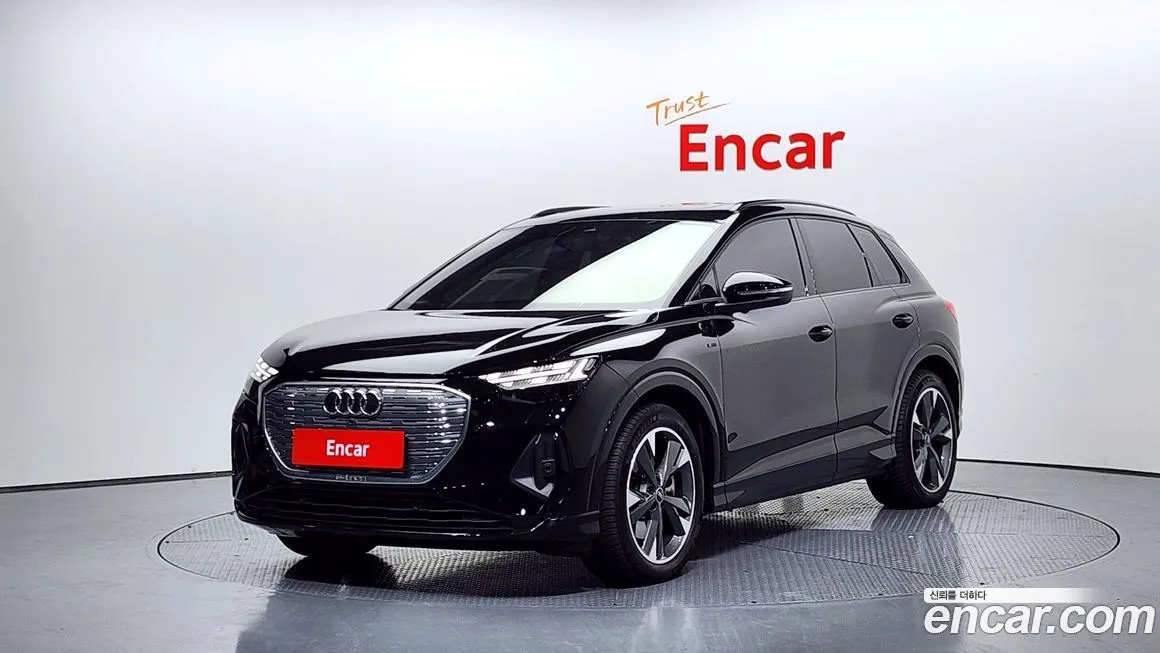 Audi Q4 e-tron — фото 1